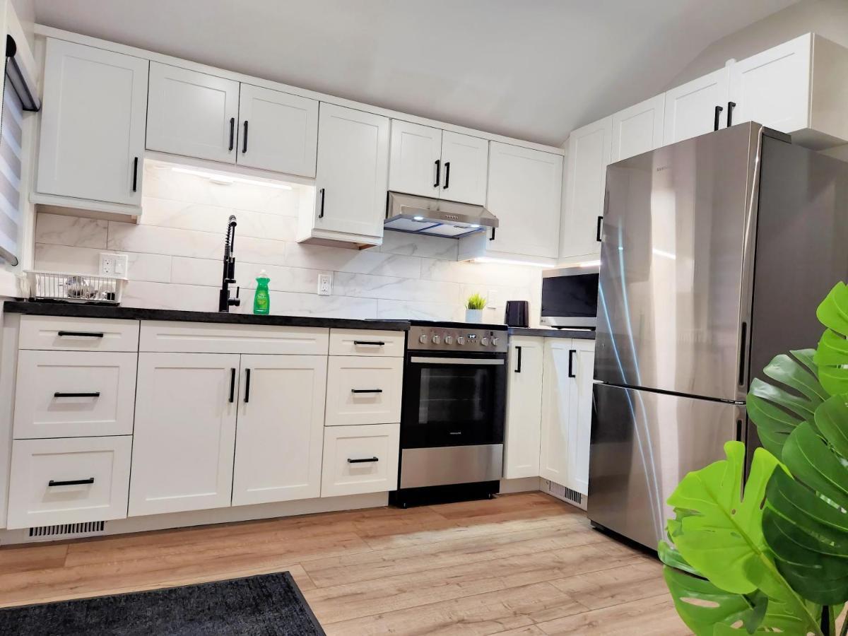 The Cozy Cove Modern King-Bedroom Full Apartment Sainte-Catherine Exterior foto