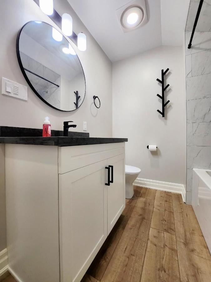 The Cozy Cove Modern King-Bedroom Full Apartment Sainte-Catherine Exterior foto
