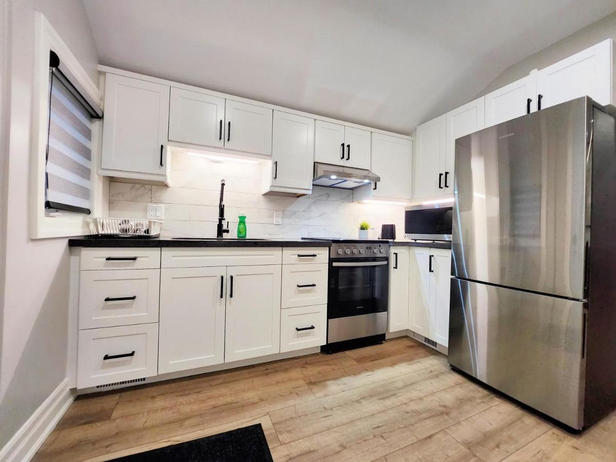 The Cozy Cove Modern King-Bedroom Full Apartment Sainte-Catherine Exterior foto